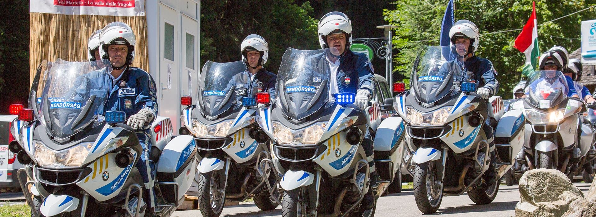 Ankunft der Polizisten mit ihren Motorrädern bei der Sternfahrt der IPMC